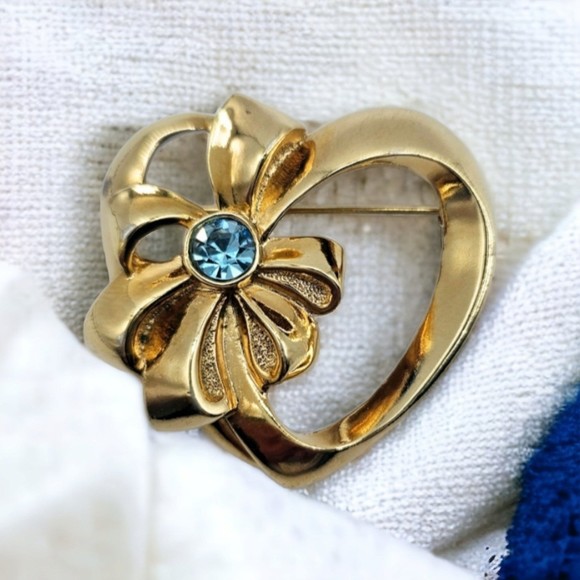 Avon Brooch Vintage Heart Ribbon Bow Blue Rhinestone Gold Tone Sweetheart Pin - Picture 11 of 11